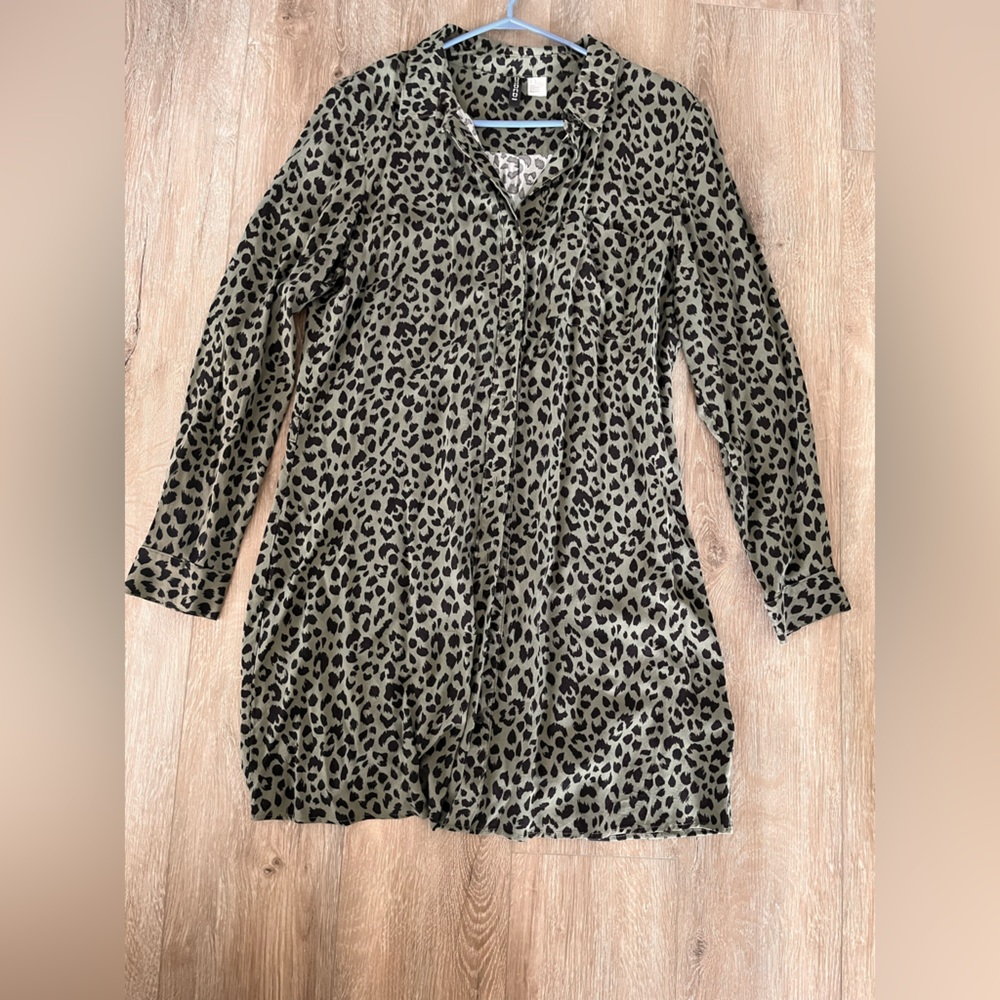 🌟free w/purchase🌟Women’s Leopard Print Dress Shirt